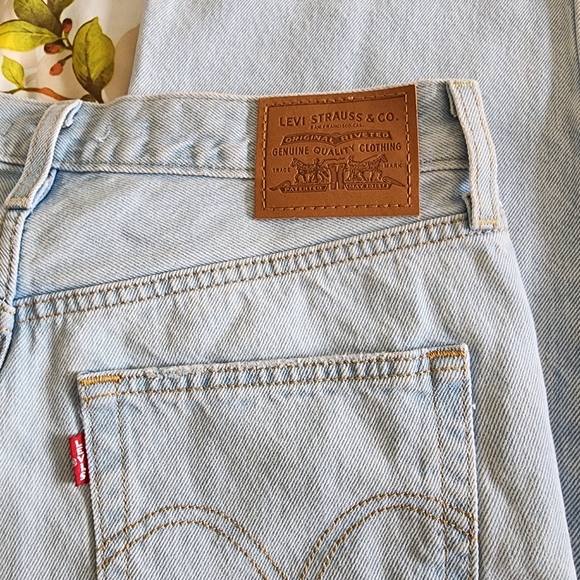 BNWOT Levi's distressed button fly jeans - Picture 4 of 9